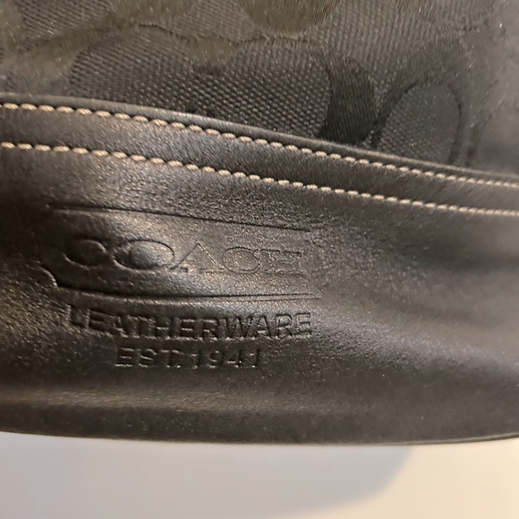 Coach Signature Canvas Shoulder Bag Monogram
Logo Black Leather Bottom K053-2156 - Picture 3 of 12